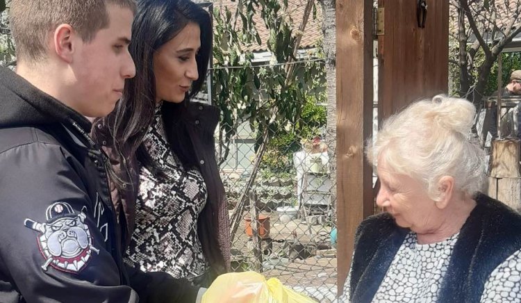 Младежите на БСП-Варна дариха козунаци на възрастни хора и нуждаещи се семейства 