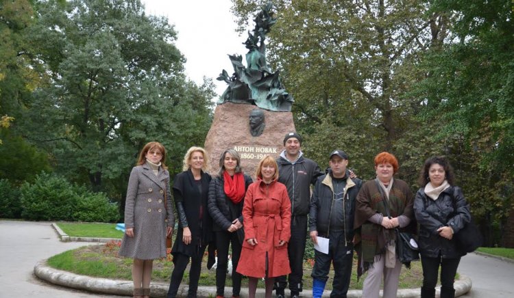 По инициатива на проф. Анелия Клисарова паметникът на Антон Новак отново има надписи