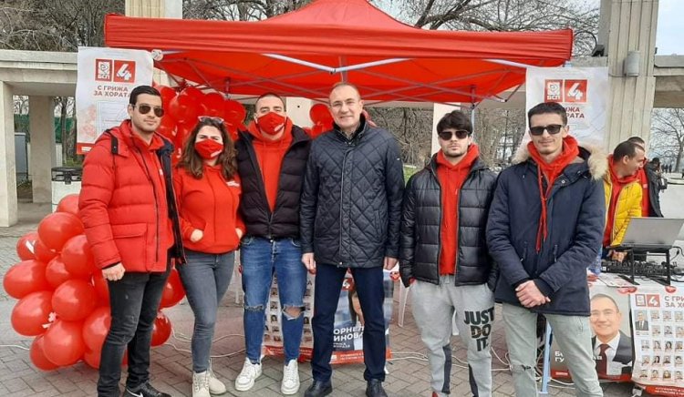 Червени балони, музика и добро настроение от БСП Варна на Първа пролет