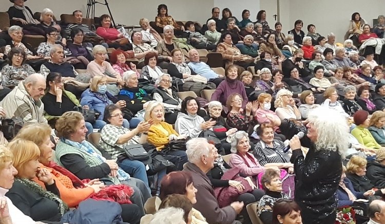 БСП-Варна зарадва с коледен концерт над 500 пенсионери